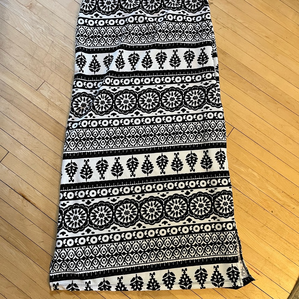 Ladies Skirt, size XL, Black & White pattern, elastic waist, slits on side, EUC